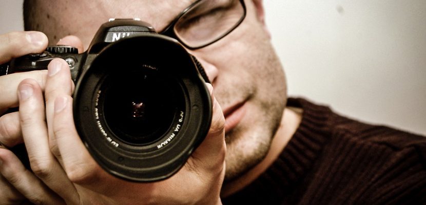 fotograf i profesjonalny sprzęt fotograficzny