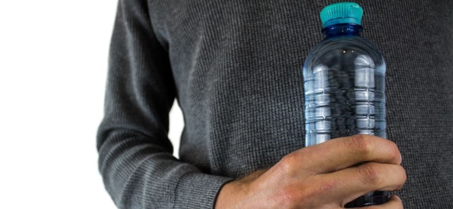 Polacy kochają wodę butelkowaną, jednak czy to same plusy?